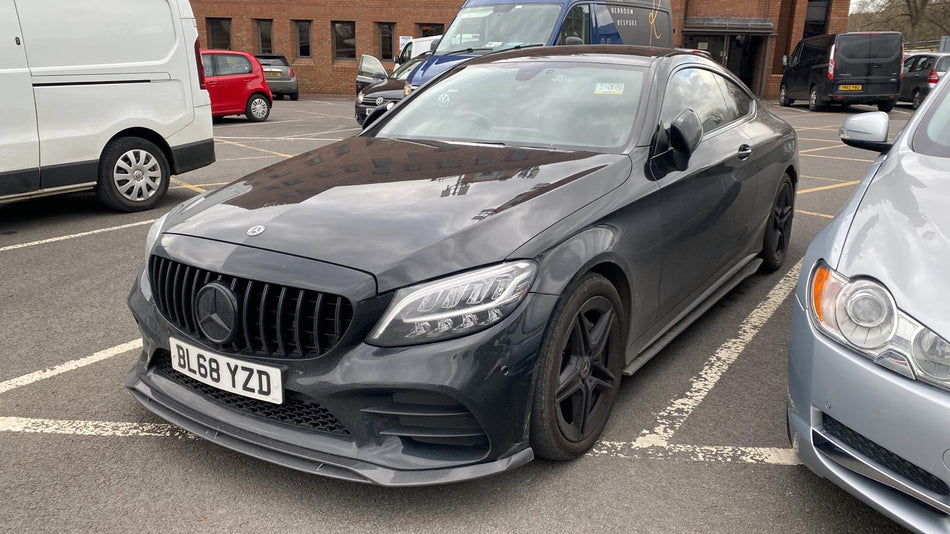 MERCEDES W205 C CLASS 2019+ BLACK GRILLE (WITH CAMERA) - BLAK BY CT CARBON - CT Carbon